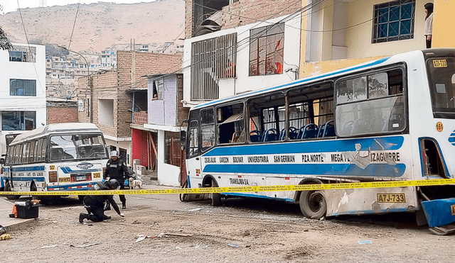 En acción. Peritos de la Unidad de Desactivación de Explosivos llegaron al lugar y recogieron muestras del artefacto que explosionó la noche del jueves. Foto: difusión