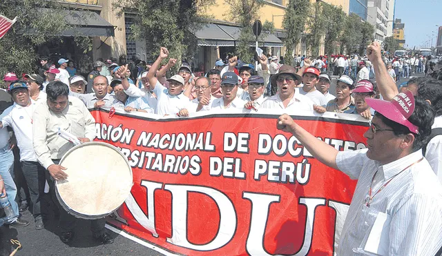 Medida. Docentes universitarios no levantarán huelga hasta que el Pleno dé el visto bueno al aumento de sus remuneraciones. Foto: difusión