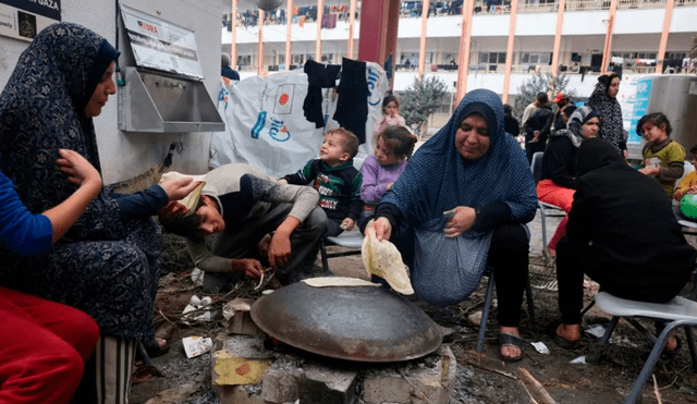 Familias en la Franja de Gaza se ven obligadas a cocinar en condiciones insalubres. Foto: AFP