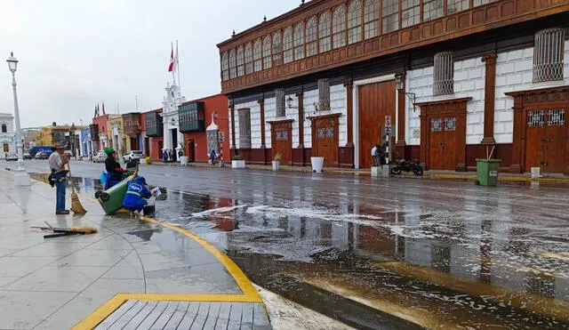 La carencia de un sistema moderno de drenaje pluvial hace que la plaza de armas quede inundada. Foto: Yolanda Goicochea/URPI-LR