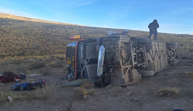 Vehículo se volcó y dejó a 20 personas heridas. Foto: Enfoque Arequipa