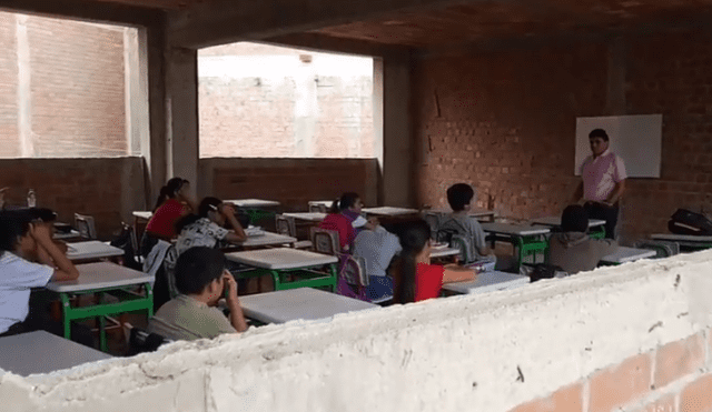 Alumnos del colegio César Vallejo estudian en medio de obra inconclusa. Foto: Carlos Vásquez/La República