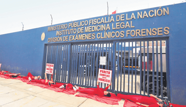 “Alfombra roja humana”. Mujeres realizaron actividad para reclamar por casos impunes. Foto: difusión