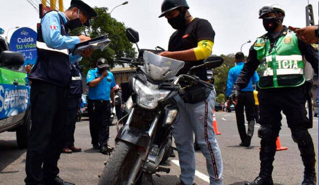 Policía realiza operativos para  retirar brevetes falsos de motociclistas y mototaxistas. Foto: La República