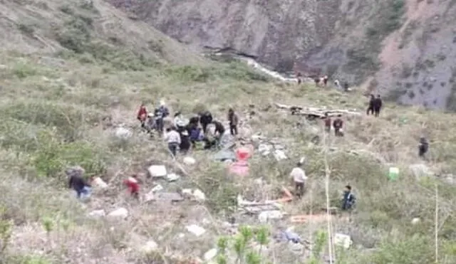 Pasajeros de otro vehículos ayudaron en las labores de rescate. Foto: Radio Novastar. Video: El Regional Noticias