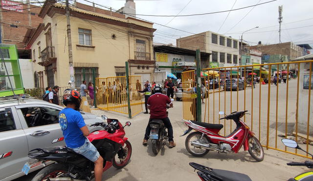 Instalan rejas para impedir el ingreso de ambulantes al mercado Modelo. Foto: Emmanuel Moreno/URPI-LR