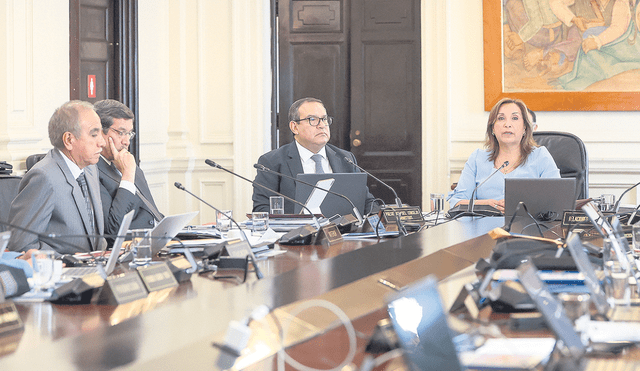 Apoyo. Dina Boluarte estuvo ayer en Consejo de Ministros. Al culminar, los miembros de su gabinete la respaldaron. Foto: difusión