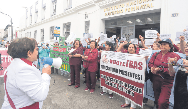 Medida. Sindicatos realizaron ayer un plantón en los exteriores de la Maternidad de Lima anunciando que se plegarán a huelga. Foto: difusión