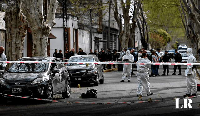 El fallecido fue identificado como Héctor Gaitán, quien fue arrojado desde un auto y ejecutado en plena vía pública, según medios locales. Foto: composición LR/El Litoral/referencial