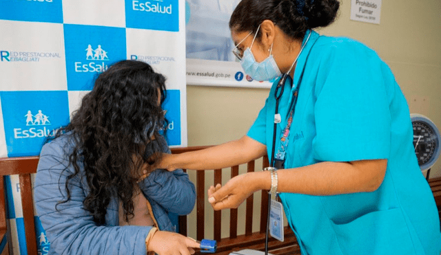 El seguro de EsSalud no solo cubre las emergencias, sino consultas médicas en general. Foto: Andina