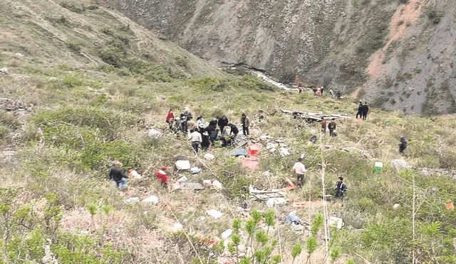 Desolador panorama. Pasajeros tenían como destino Chimbote y Lima, pero tragedia se les cruzó en el camino. Los cuerpos quedaron regados. Foto: difusión