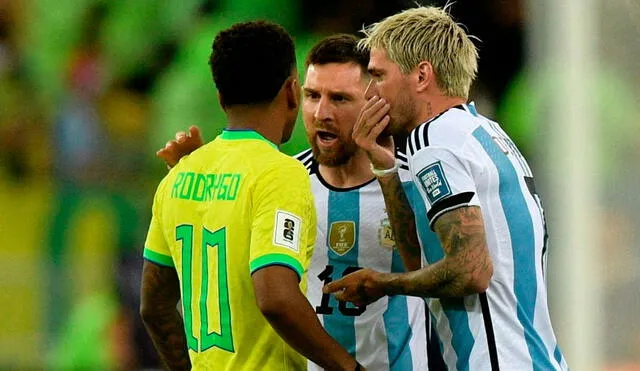 Lionel Messi y Rodrygo protagonizaron un tenso cruce en la mitad de la cancha previo al inicio del clásico. Foto: EFE