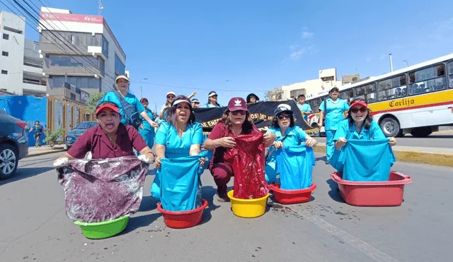 Piden aumento. En Trujillo como medida de fuerza obstetras y enfermeras lavaron sus chaquetas pidiendo ser escuchadas. Foto: Yolanda Goicochea/LR