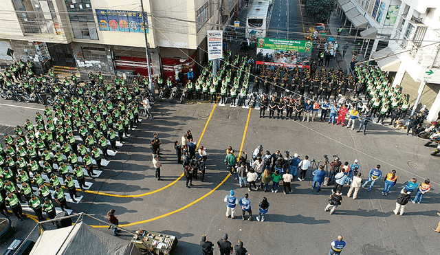 Despliegue. Unos 2.500 efectivos, entre serenos y policías, intervinieron Mesa Redonda y el Mercado Central. Por la mañana evitaron el ingreso de informales. Foto: difusión