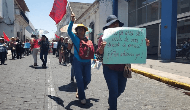 Los maestros en número reducido se movilizan, ¿valía la pena suspender el dictado de clases? Foto: La República