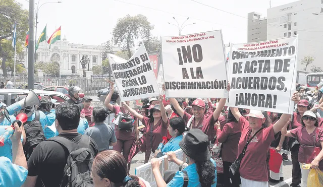 Plantón. Por segundo día, trabajadores de la salud protestaron en el frontis del Congreso. Foto: difusión