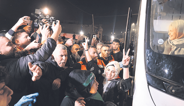 Celebran. Un grupo de presas palestinas llegan en un bus a la Franja de Gaza, donde fueron recibidas por sus familiares. Todas cumplían penas de cárcel. Foto: EFE
