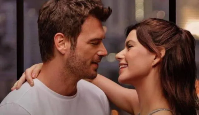 Kivanç Tatlitug y Beren Saat a punto de besarse en la película 'Última llamada para Estambul'. Foto: Netflix
