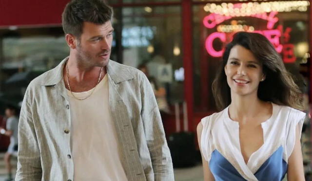 Kivanç Tatlitug y Beren Saat tienen un encuentro casual en 'Última llamada para Estambul'. Foto: Netflix