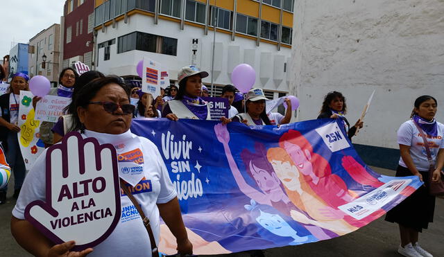 Mujeres en Trujillo salieron en pasacalle para concientizar contra la lacra de la agresión hacia las mujeres. Foto: Sergio Verde/URPI- LR