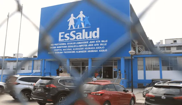 Mujer pide apoyo para que su hijo se llevado a un hospital de EsSalud. Foto: Andina