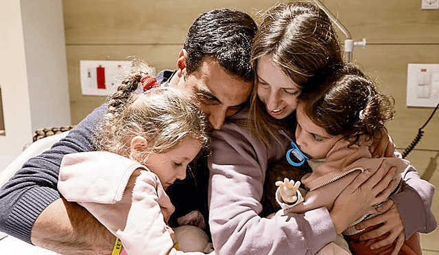 Reencuentro. Dos pequeñas y su madre, cautivas en la Franja de Gaza, en emotivo abrazo con el padre de la familia. Foto: EFE