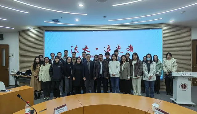 Profesores y alumnos de la Universidad de Ciencias Políticas y Leyes de Beijing