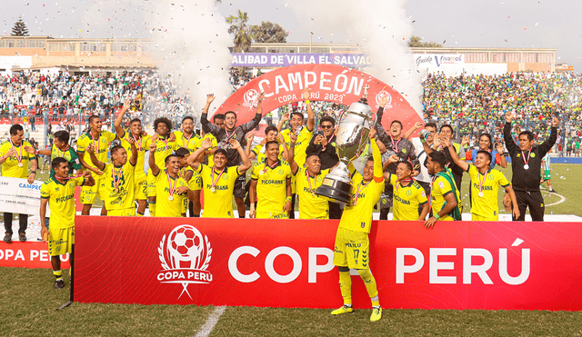 Algarabía en Cajamarca. Los campeones festejaron la obtención de la Copa Perú. Foto: Luis Pérez/Dechalaca.com