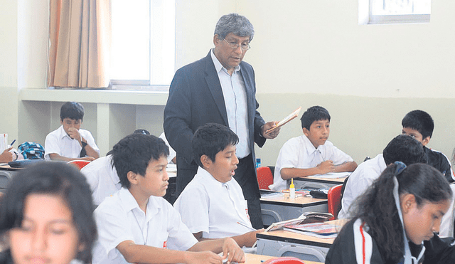 En clase. Los docentes de la escuela pública recibirán otros aumento este mes. Con este incremento, su salario llegará a S/3.100. Foto: difusión