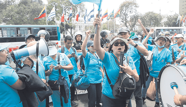 Marchas. Profesionales de la salud siguen en huelga. Solos están en las áreas críticas. Foto: difusión