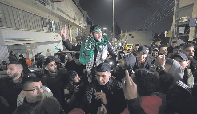 Liberado. Un palestino es paseado en hombros por las calles de Gaza luego de ser intercambiado por rehenes israelíes. Foto: EFE