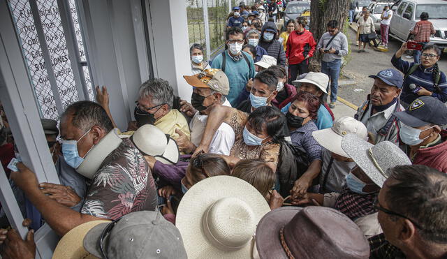 Reclamo. Asegurados protestaron en la puerta del hospital Municipal, porque se cerró establecimiento. No se atendió por deuda del seguro con el municipio. Foto: Rodrigo Talavera/La República