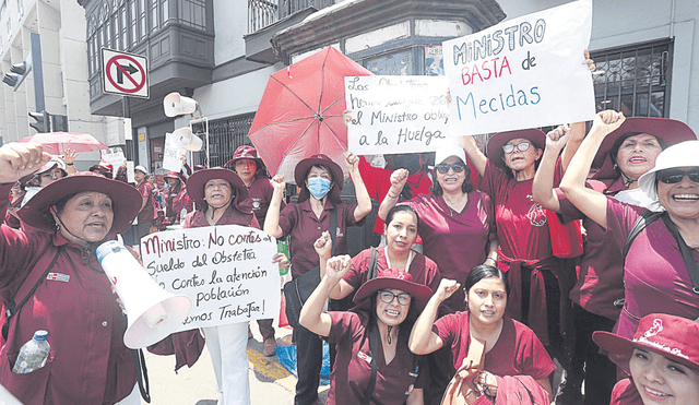 Plantón. Delegaciones de trabajadores de la salud continúan llegando a Lima y protestando en los exteriores del Congreso.  Foto: difusión