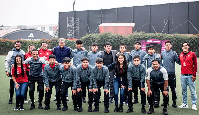 Agustín Lozano y 'Chemo' del Solar junto a los jugadores captados. Foto: FPF