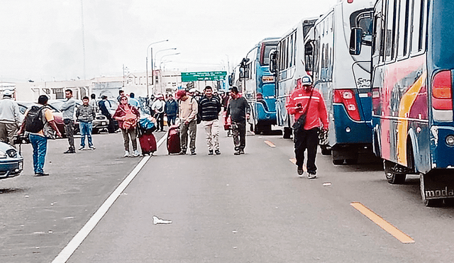 Caos en frontera con Chile. Transportistas cerraron la ruta y turistas tuvieron que caminar. Foto: difusión