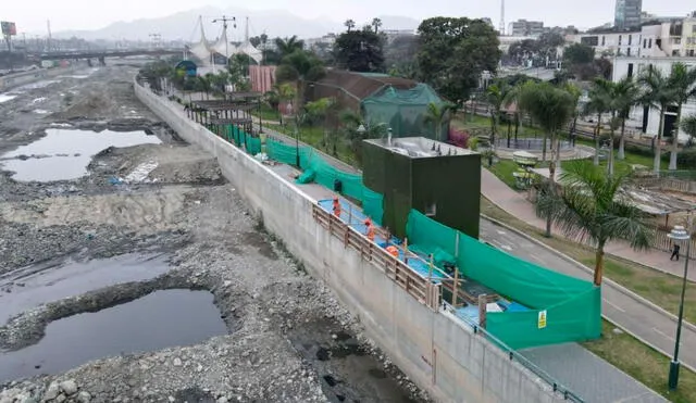Hasta el momento se ha retirado y reacomodado más de 15.000 toneladas de material de cauce, aseguró Lima Expresa. Foto: Andina
