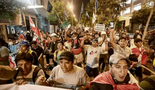 Cientos de ciudadanos alzan su voz de protesta ante la crisis que atraviesa el Perú. Foto: Antonio Melgarejo/La República
