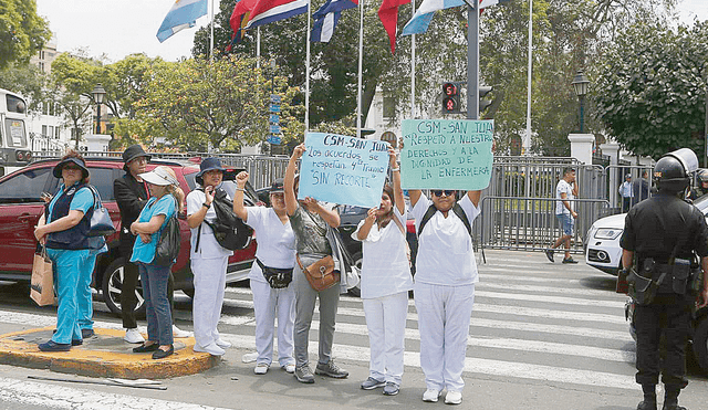 Ya casi. Gremios de la salud esperan que se publique un decreto autorizando el uso de recursos para concretar su aumento. Foto: Marco Cotrina/La República