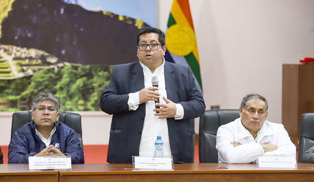 Ministro de Economía y Finanzas en Cusco con el titular de Energía y autoridades regionales. Foto: LR