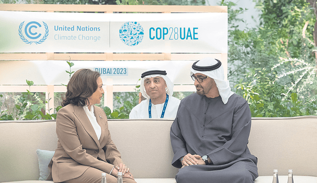 COP28. Vicepresidenta de EE. UU., Kamala Harris (izquierda), y presidente EAU, Mohamed bin Zayed Al Nahyan.