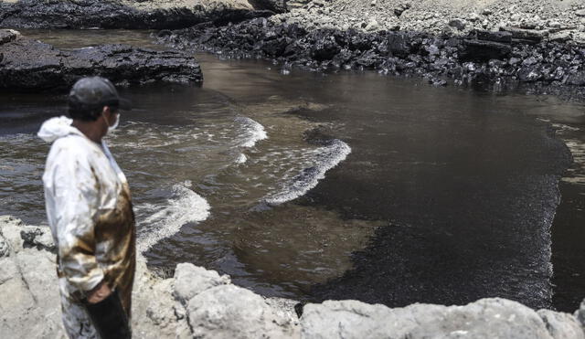 El derrame ocurrido en el mar de Ventanilla ha sido catalogado por Oceana y la OEFA  como  ecocidio. Foto: Andina