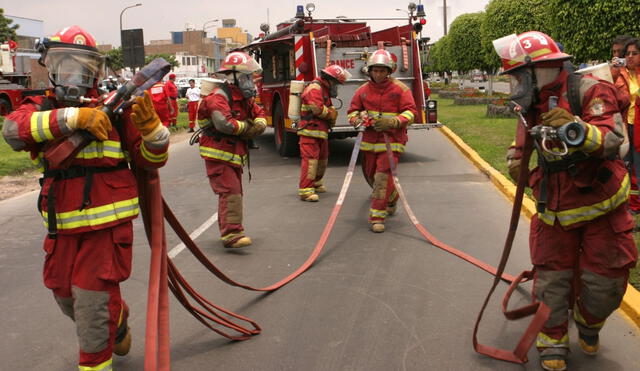 Los bomberos suelen estar presentes para contrarrestar incendios, accidentes urbanos o desastres. Foto: Andina