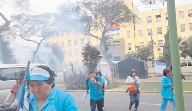 Reacción. Enfermeras fueron reprimidas con gases cuando estaban frente al Minsa. Foto: difusión