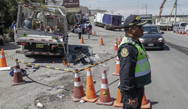 Accidente. Camión furgón causó la tragedia la mañana de ayer en la Vía de Evitamiento. Foto: Rodrigo Talavera/La República
