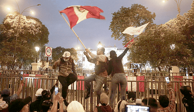 Al Congreso. Uno de los destinos de la marcha es la sede del Legislativo, en av. Abancay. Entre las demandas de los manifestantes está el cierre del Parlamento. Foto: Marco Cotrina/La República