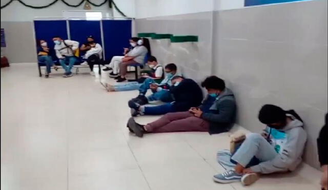 Personas esperan en el suelo del nosocomio. Foto: LR