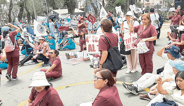 Más plantones. Obstetras y enfermeras siguen realizando protestas en el frontis del Minsa. Foto: difusión