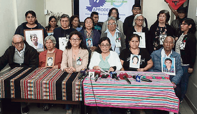 Los familiares de las víctimas de violación de derechos humanos en los años 90 cuestionaron la liberación de Alberto Fujimori. Foto: John Reyes/La República   