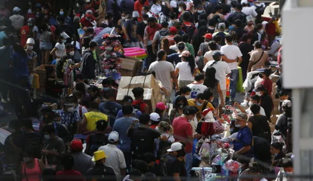 Miles de ciudadanos acuden al Centro de Lima durante diciembre para las compras de fin de año. Foto: La República