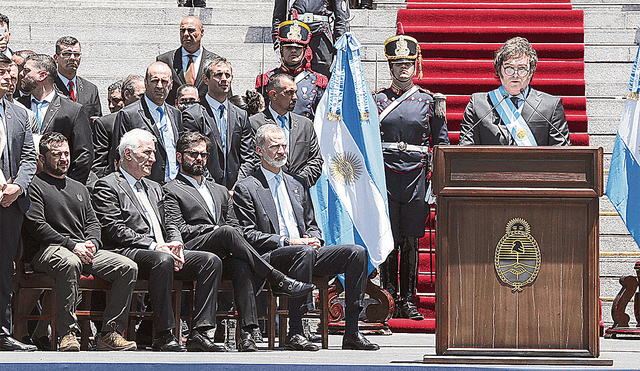 Investidura. Volodimir Zelenski, Gabriel Boric y el rey Felipe de España acompañaron al presidente argentino en su primer discurso. Foto: EFE